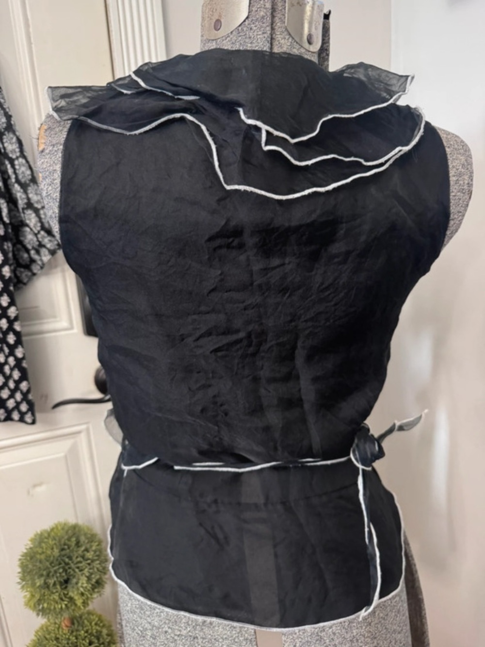 Cynthia Rowley 100% Silk Black & White Wrap Ruffle Top - Picture 3 of 7